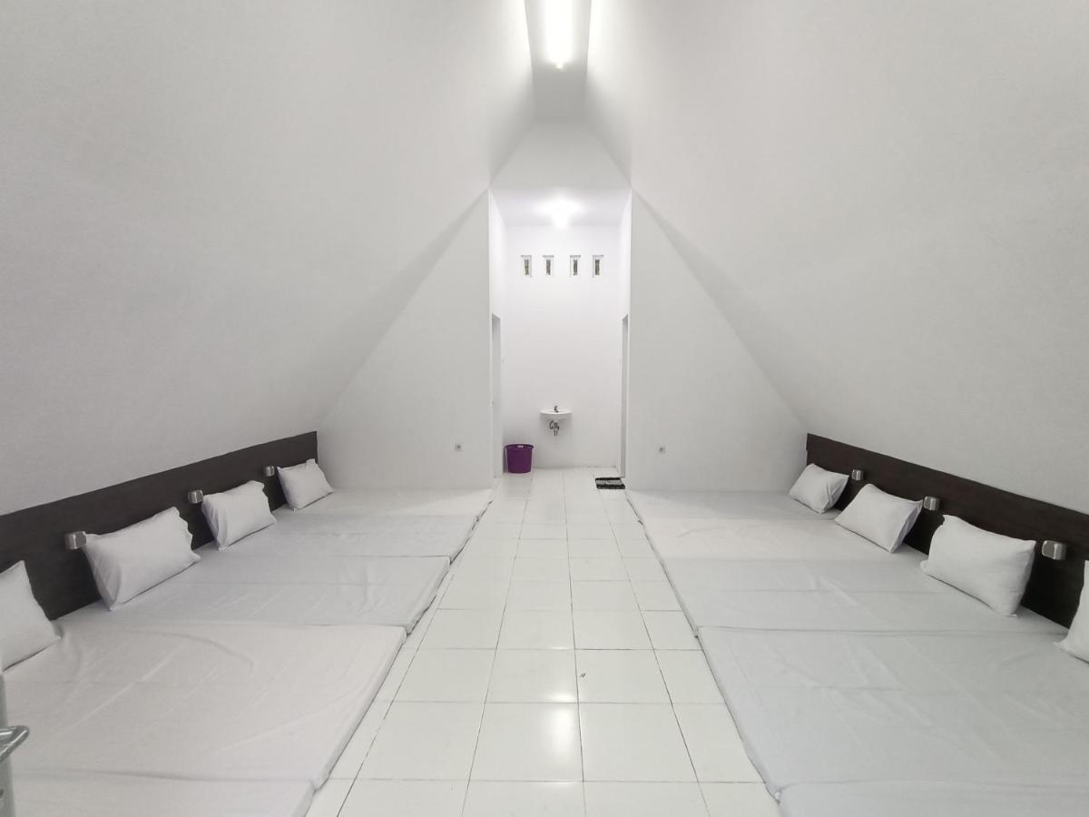 Seger Nusantara Hostel Kalisat Kültér fotó