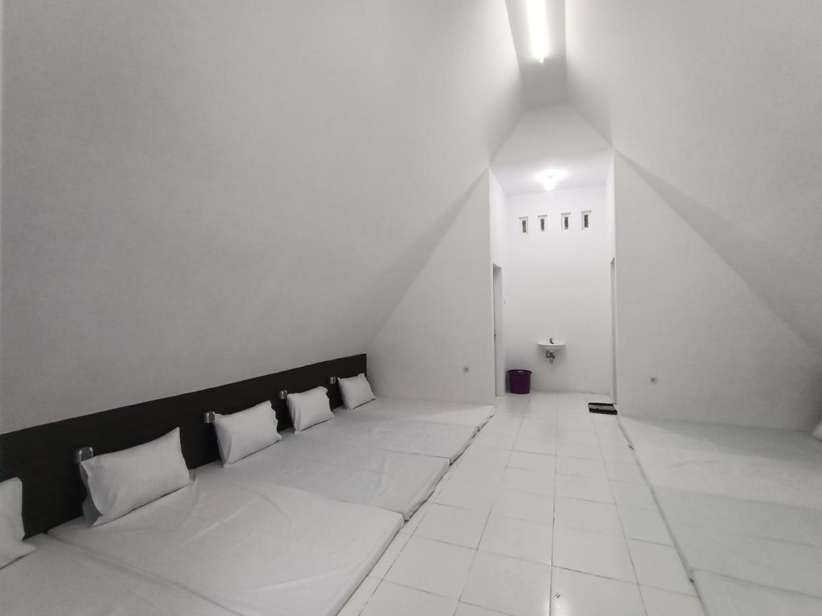Seger Nusantara Hostel Kalisat Kültér fotó